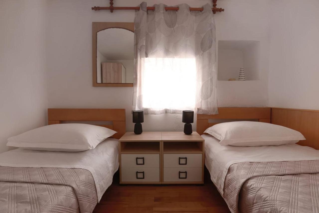 Sara Apartment โตรกีร์ ภายนอก รูปภาพ