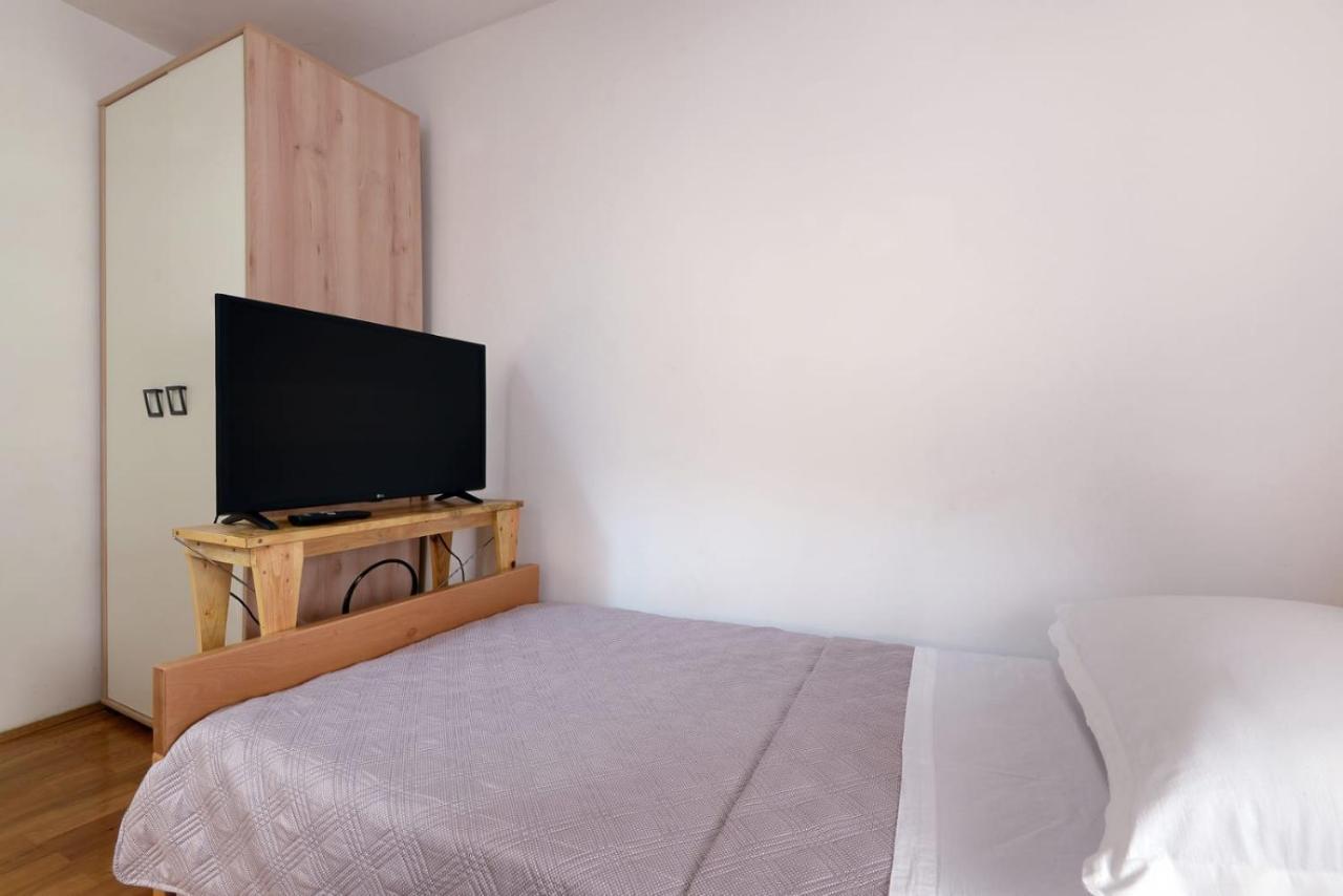 Sara Apartment โตรกีร์ ภายนอก รูปภาพ